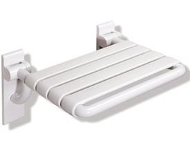 HEWI Serie 801 ICONIC klapsæde til bruseområdet med hvidt, lamelopdelt sæde og vægbeslag, set skråt forfra.