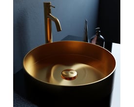 Scandtap Steel Voyage High armatur i messingfarve placeret i en mørk badeværelsessetting med en gylden håndvask.