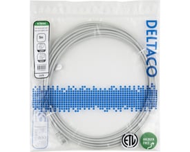 Gråt Deltaco Cat6 U/UTP-patchkabel på 5 meter ligger oprullet i gennemsigtig emballage med mærkning.