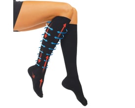 Travel Blue flight socks i sort, str. small, demonstreret med grafiske pile der viser kompression fra ankel til knæ.