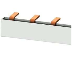 Siemens enfaset samleskinne 5TE9 til 32A med tre kobberfarvede kontakter på hvid baggrund.