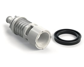 Kemper Protect kontraventil til afløbsventil DN25 med sort pakning ved siden af. Ventilen er lavet af hvidt plast og metaldele.