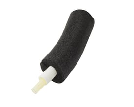 Roth MultiPex Pex-rør med 20mm sort isolering og 18mm indvendig diameter, monteret på hvid plastadapter.