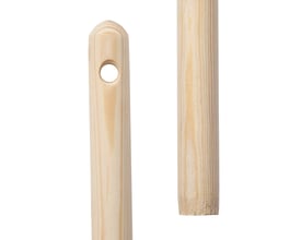 To tredjedele af et 130 cm træskaft i ulakeret fyrretræ, ø23 mm, med konisk spids og ophængshul i den ene ende.