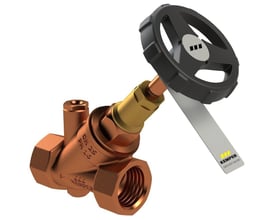 Kemper Weser fristrømsventil i rødgods med 3/4" muffegevind og sort drejehåndtag samt Kemper logo.