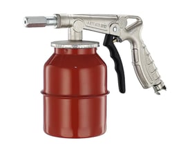 Sandblæsepistol med en 1 liters rød beholder og et sølvfarvet metalhåndtag med sort greb, klar til brug på hvid baggrund.