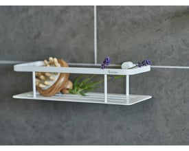 Smedbo Sideline brusekurv i mat hvid, 250x103 mm, med en træmassagebold og grønne planter på en grå flisevæg.