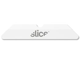 Nærbillede af et Slice® 10404 knivblad med rund ende, viser det hvide zirconium oxid materiale og logo.