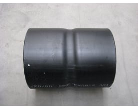 Salling Plast samlemuffe til 160 mm rør, fremstillet af sort plast med trykt information på siden.