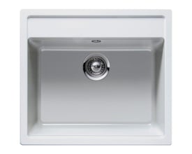 Detaljeret billede af Intra Juvel Granite Nemo N100 køkkenvask i hvid (Alpina), med fokus på strainer og hanehul.