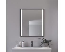 Norline spejl på 60x70 cm med sort, slank ramme og integreret LED-lys på siderne, vist over en hvid vask på badeværelset.