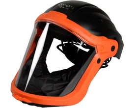 Vinklet billede af Boisen Safety Tecmen G10 ansigtsskærm, fremhæver det store, vipbare visir og den orange indfatning.