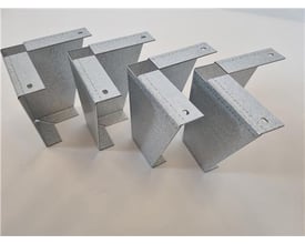 Fire Dantherm gulvstativer i galvaniseret stål til RCV320 vist på en lys baggrund.