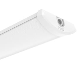 Hvidt Cornell Lite LED-armatur fra NVC Lighting på 1506 mm, vist skråt med den teksturerede lysflade.