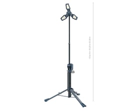Scangrip Tower 12 Connect LED-arbejdslampe med tre lygtehoveder på et højt, udfoldet stativ, justerbart fra 1,5 til 3 meter.