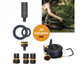 Oversigt over Fiskars Comfort vandingshjul, str. L, med 30m slange og 1/2" tilslutning, samt diverse tilbehør som koblinger og en kvinde der bruger det.