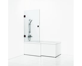 Svedbergs sort svingdør til badekar, 81 x 140 cm, monteret ved et badekar med klart glas og sorte beslag.