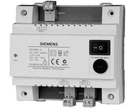 Siemens SEM62.2 transformer med 30VA kapacitet, 230/24VAC, udstyret med on/off kontakt, sikring og monteringsmulighed.