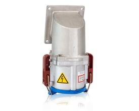 Vinklet CEE vægudtag i metal med 160A, 6h, IP67, 3P+N+PE. Produktet har et advarselsskilt med lyn og mærkat med tekniske specifikationer.