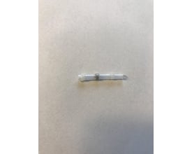 En enkelt loddemuffe med smeltbar tin ring og lim, hvid, designet til ledninger på 0,25-0,5 mm2, ligger på en lysegrå baggrund.