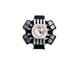 4x3 W high power RGBW LED-modul med fire lysdioder under en rund linse på et sort kredsløbskort.