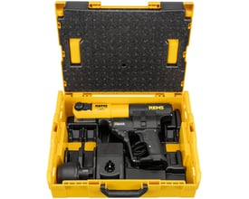REMS Akku-Press 14V ACC liggende i en gul L-Boxx med skumindlæg, inklusive batteri og lader.