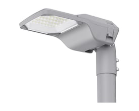 LEDVANCE Streetlight Compact S hvidt LED-gadearmatur på lodret mast med 7000 lm, 50 W og 3000 K.