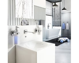 Smedbo house vægmonteret tandglas i krom med en blank krom holder og materet glas, vist i et moderne badeværelsesmiljø.