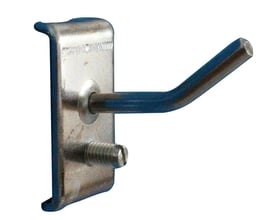 Maskinfabrikken Universals værktøjskrog, 30mm lang med Ø4mm krogdiameter, monteret på en hulplade med firkantet hul.