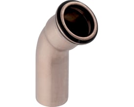 Detaljebillede af en Geberit Mapress 15mm 45 graders bøjning, der viser muffe med sort O-ring og kobbermaterialet.
