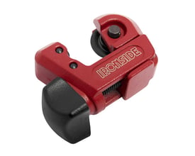 Ironside mini-rørskærer til rør på 3-16 mm med rød krop og sort justeringsgreb, set skråt forfra.