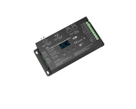 Sort 5-kanals DMX512- og RDM-dekoder/master til 12–24 V DC med display, grønne klemmer og monteringsører.