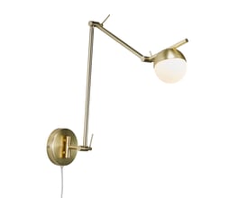 Nordlux Contina væg/loft lampe i messing med fleksibel arm udstrakt til siden, viser lampehovedets justerbarhed.