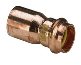 Detalje af Viega Profipress G reduktion, der viser de to forskellige rørdimensioner på 35mm og 22mm i kobber.