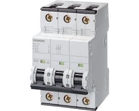 Siemens SENTRON 5SY 3-polet automatsikring, 6 A med B-kurve, set forfra med tre sorte betjeningsgreb og skrueklemmer.