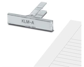 Tættere visning af den transparente Phoenix Contact KLM-A skilteholder, der viser dens monteringsmekanisme og labelområde.
