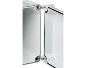 Close-up af Fibox hængsel FSH på et hvidt vægskab, der viser forbindelsen mellem låg og bund.