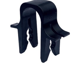 Nærbillede af Clips Group bowler clips i sort, der viser dens form og funktion til fastgørelse af rør på armeringsjern.