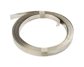 Rustfri spændebånd V2A fra Dan Delektron, 25 meter lang, 22x0,4mm, rullet op og fastgjort med tape.