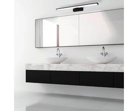 EGLO Pandella 1 væglampe i sort, 600mm, viser lyset over et moderne badeværelsesmøbel med to håndvaske og spejl.