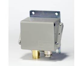 Danfoss KPS 35 pressostat vist fra siden med mærkning 'MADE IN POLAND', kompact design på hvid baggrund.
