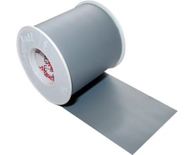 Grå Coroplast tape af PVC på rulle med et stykke trukket ud; tapen er 50 mm bred og 10 meter lang.