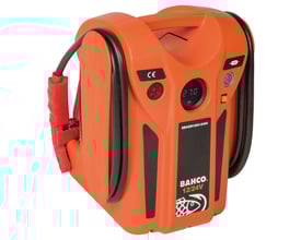 Bahco 12/24V AGM booster med 2400/1200A startstrøm, vist fremadrettet med voltmeter og kobling på en hvid baggrund.