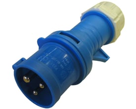 CEE stikprop i blå farve, 16A/250V med IP44 klassificering og 2-polet+jord, sat på hvid baggrund.