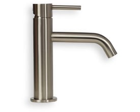 Elegant håndvaskarmatur i børstet nikkel med en total højde på 173,1 mm og et tudfremspring på 122,5 mm.