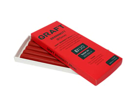 Emballagen til GRAFT® FR brandkit til Ø15 mm rør, 5 × 20 cm, med røde brandkitdele synlige i den åbne æske.