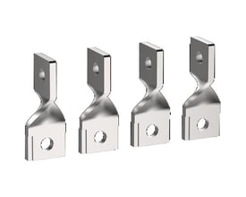 Schneider Electric tværsstillet terminalforlængelse til 4-polet kontaktor, viser fire identiske sølvfarvede metalklemmer på en hvid baggrund.