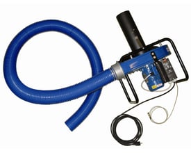 Nærbillede af Elma Instruments Swema kanaltester, der viser den blå ventilator, et kontrolpanel og tilslutningsslanger.