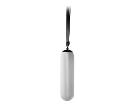 Ledpro Tubus dekorativ pendellampe med opal glas og sort læderrem, E27 fatning. Den elegante lampe hænger fra en sort baldakin.