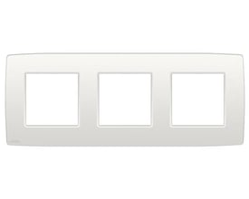Niko Original hvid ramme til tre moduler, med tre firkantede udskæringer til apparater på en hvid baggrund.
